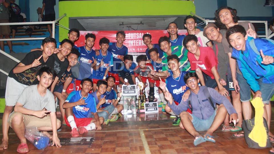 Tim Simpatisan United Tangerang A berpose bersama usai meraih trofi Juara Futsal Internal. Copyright: © yerri/indosport